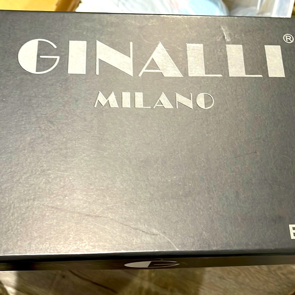 Ginalli Milano like new Black series curling iron. Clipless. 1 in. Very hot